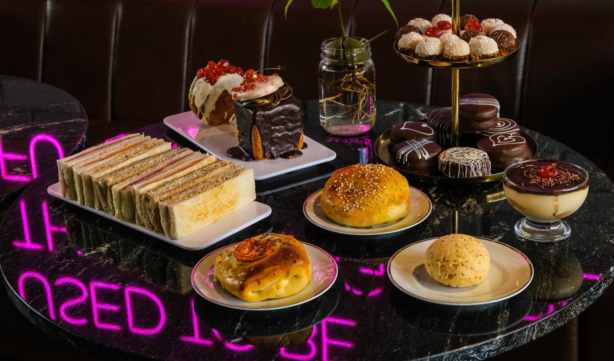 Cosmopolitano Hotel Boutique Santa Cruz de La Sierra Eksteriør bilde Afternoon tea at the London Hilton on Park Street